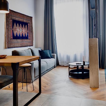 Lujza B Studio 44 Budapest Exteriör bild